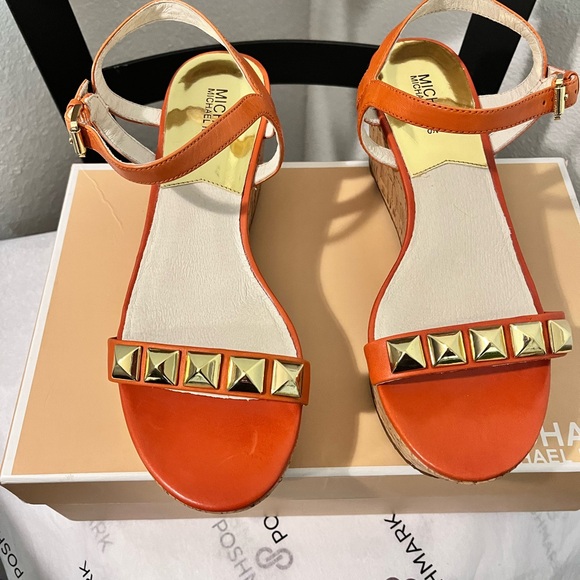 MICHAEL KORS NIB AUTHENTIC BURNT ORANGE PYRAMID GOLD-TONE PLATFORM SANDALS - Picture 13 of 17